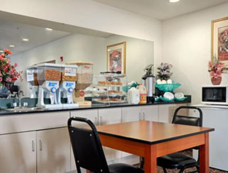 Hotel Econo & - Dallas East 2*